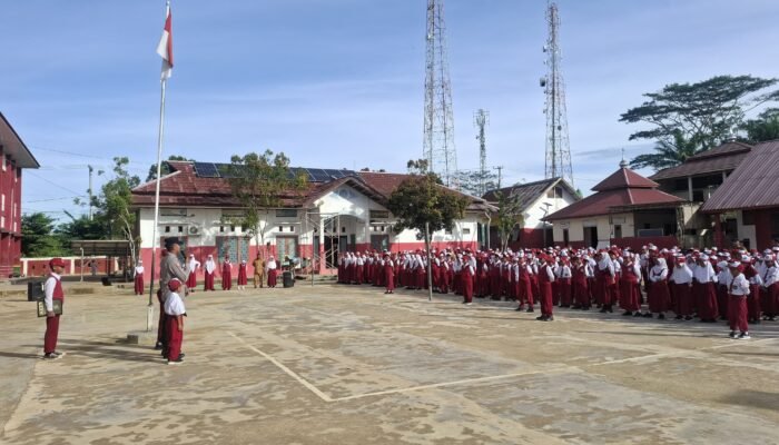 Briptu Prabowo Jadi Pembina Upacara Di SDN 009 Kaliorang, Tekankan Pentingnya Disiplin